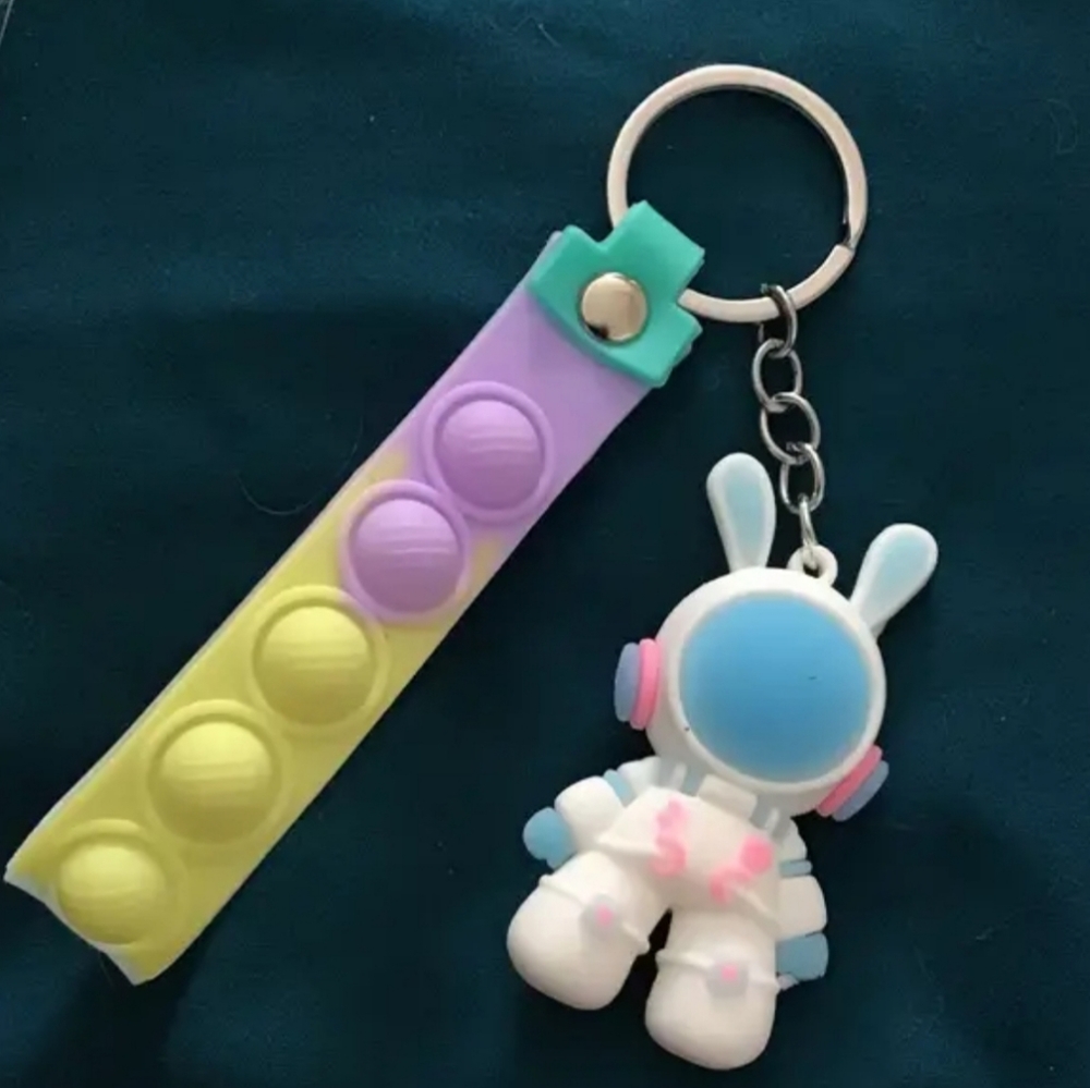 Spaceman Pop Bubble Keychain - Picture 5 of 13